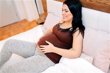 هل فعلاً يسبّب الحمل حموضة المعدة؟